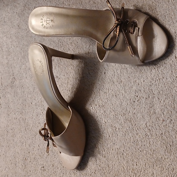 XIX Nineteen Size 9 Beige/cream Heels with Bows - Picture 2 of 11